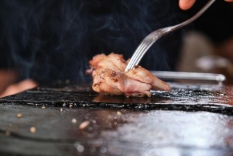 Using,Fat,To,Grease,The,Hot,Stone,To,Cook,Beef